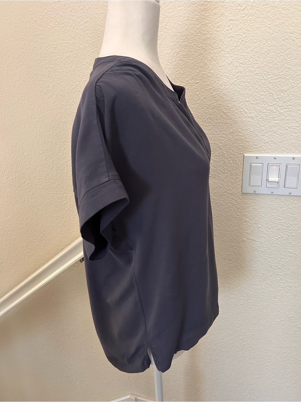$128 Splendid Lead Gray Wynne Crepe Viscose Linen
Split V-Neck Blouse Size Large - Picture 4 of 9